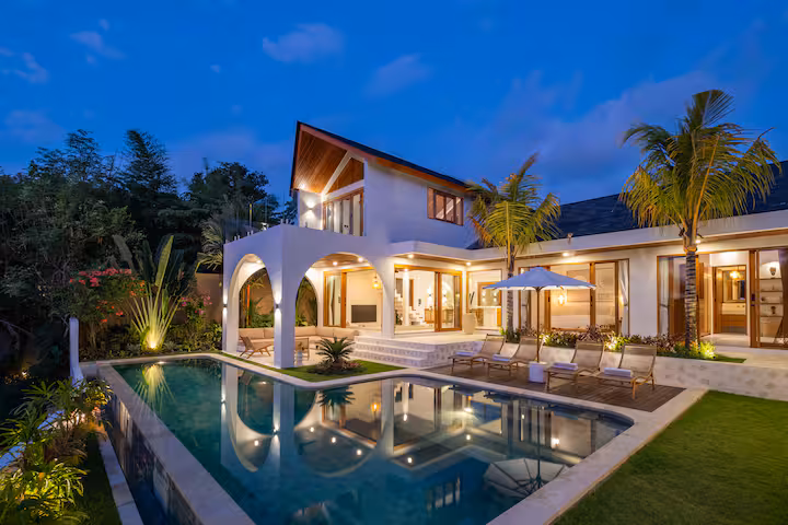 At night at Villa Vayu